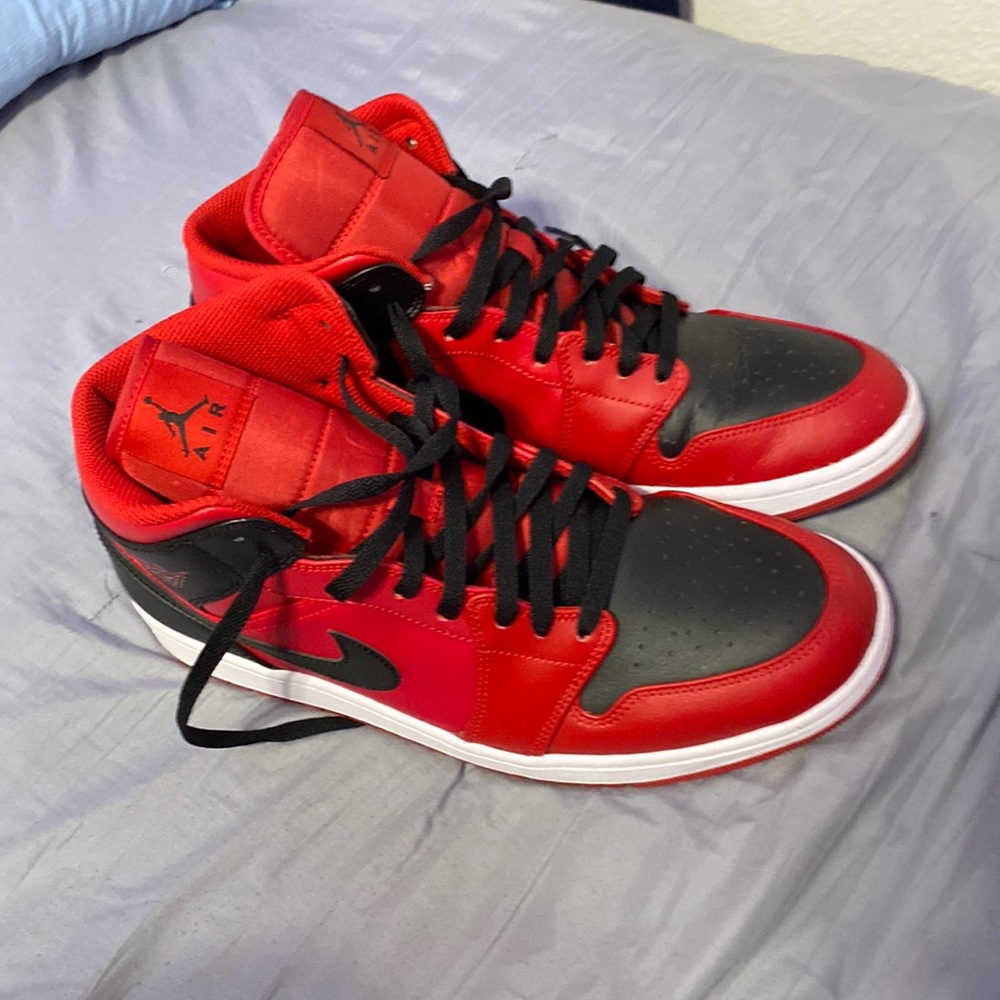 Jordan 1 mid red